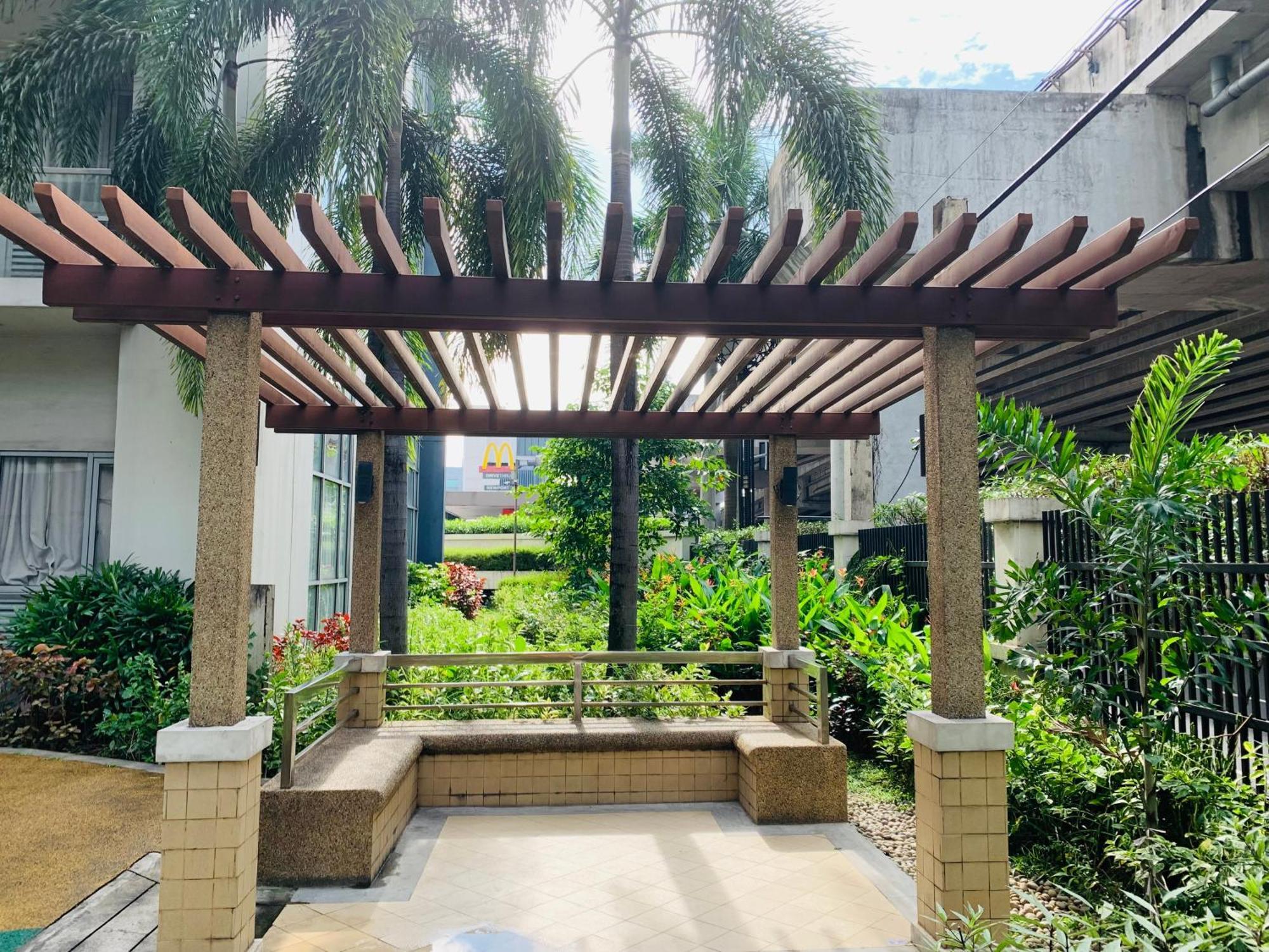 One Palm Tree Villas Condominium - Studio 7Th Fl With Balcony - Across Terminal 3 Airport Pasay Exteriér fotografie