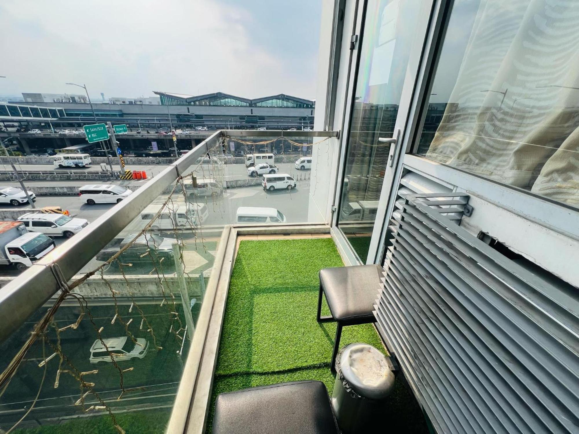 One Palm Tree Villas Condominium - Studio 7Th Fl With Balcony - Across Terminal 3 Airport Pasay Exteriér fotografie