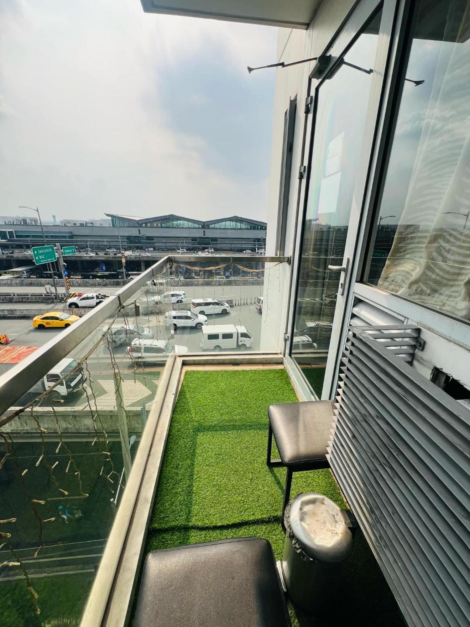 One Palm Tree Villas Condominium - Studio 7Th Fl With Balcony - Across Terminal 3 Airport Pasay Exteriér fotografie